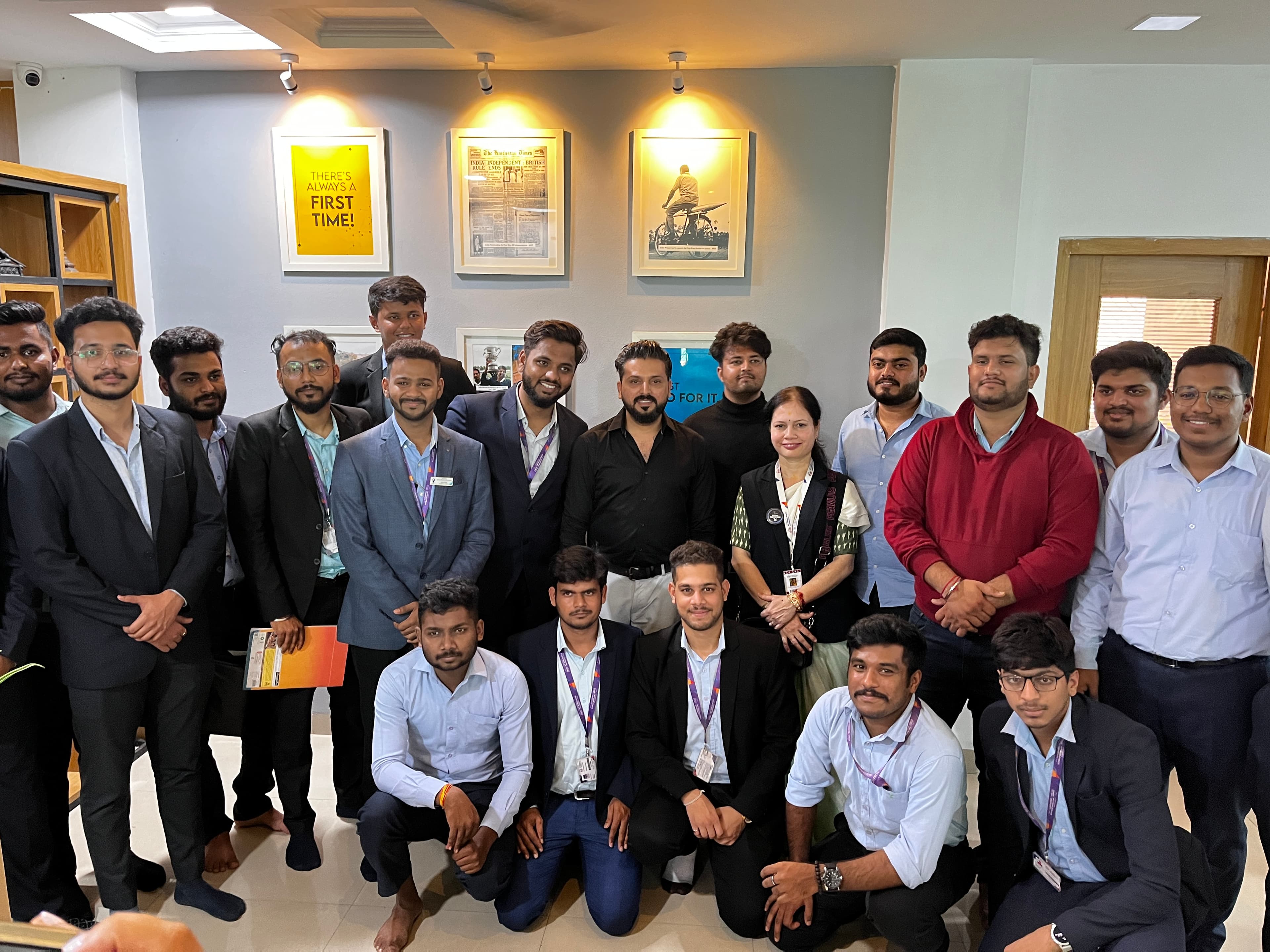 Cohort group photo of future marketing leaders with Lakeer